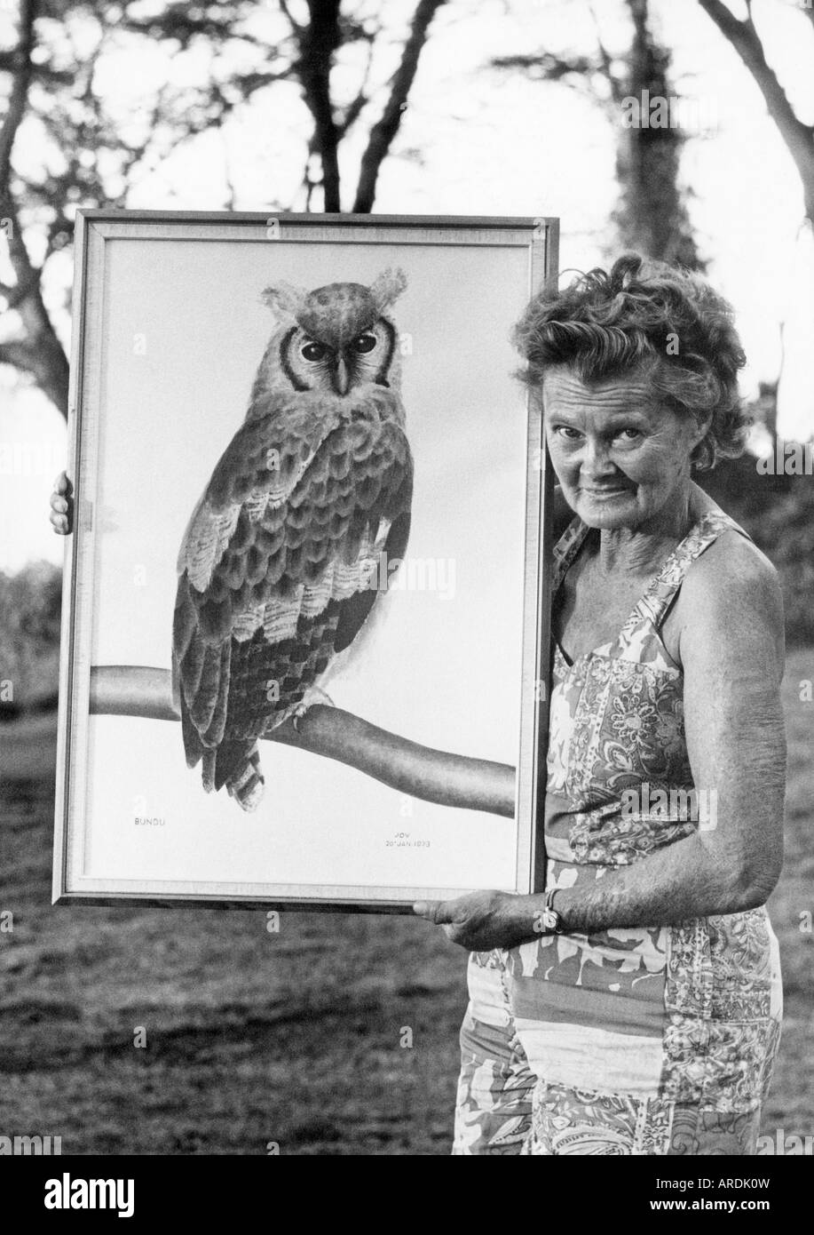 Gioia Adamson era rinomato per i suoi sforzi di lasciare gli animali vivono liberi ma anche come pittore--qui con un Verreaux Gufo reale Foto Stock