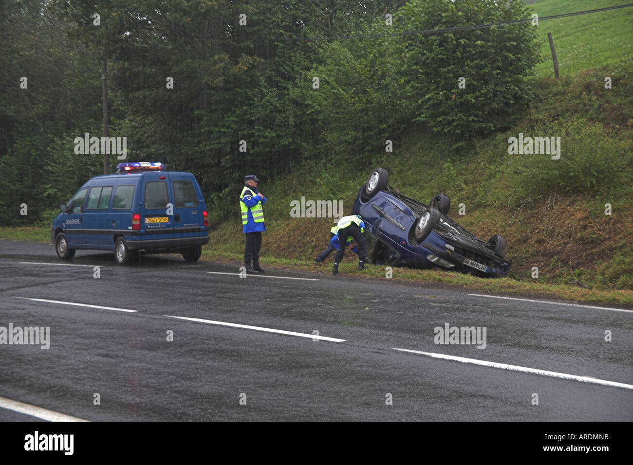 Vettura francese in fossa con la polizia, driver fuggiti scena dell'incidente servizio di emergenza Foto Stock