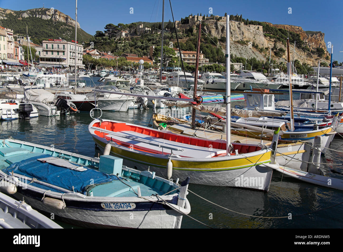 Fotografia di stock delle tradizionali imbarcazioni da pesca di porto di Cassis Provenza Francia Cap Canaille in background Foto Stock