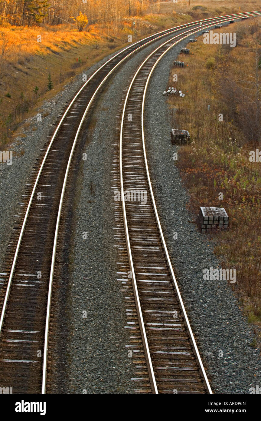 Un overhead immagine di una coppia di binari curvando attraverso il paesaggio rurale Foto Stock