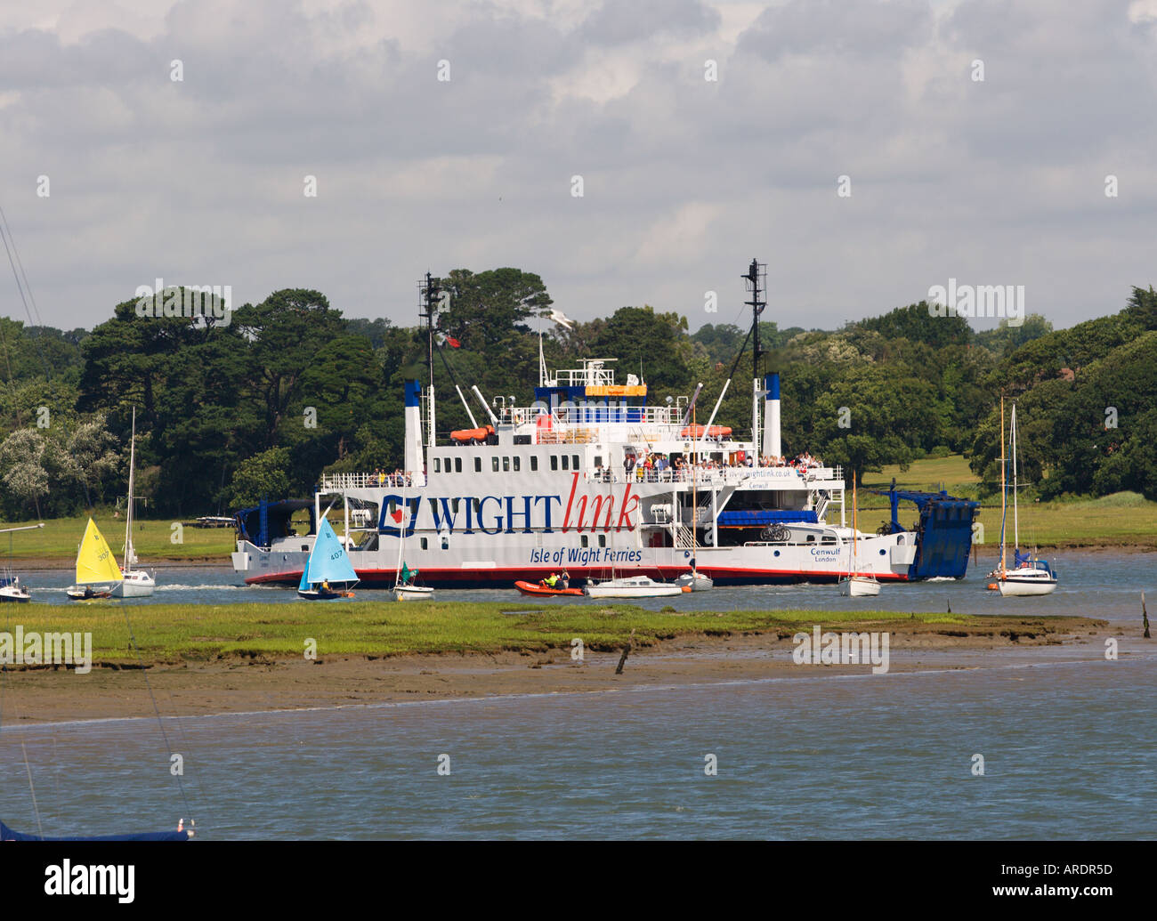 La gente guarda dalla ringhiera di Wightlink Isle of Wight auto & traghetti passeggeri come vele da Lymington harbour Inghilterra Foto Stock