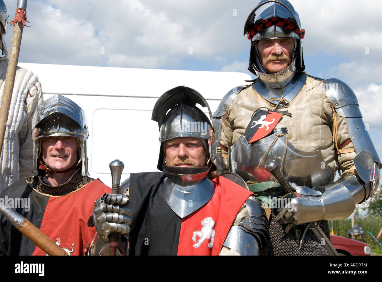 Il gruppo di cavalieri dalla piastra britannico corazza società pongono in armatura completa di Tewkesbury Festival medievale Gloucestershire in Inghilterra Foto Stock