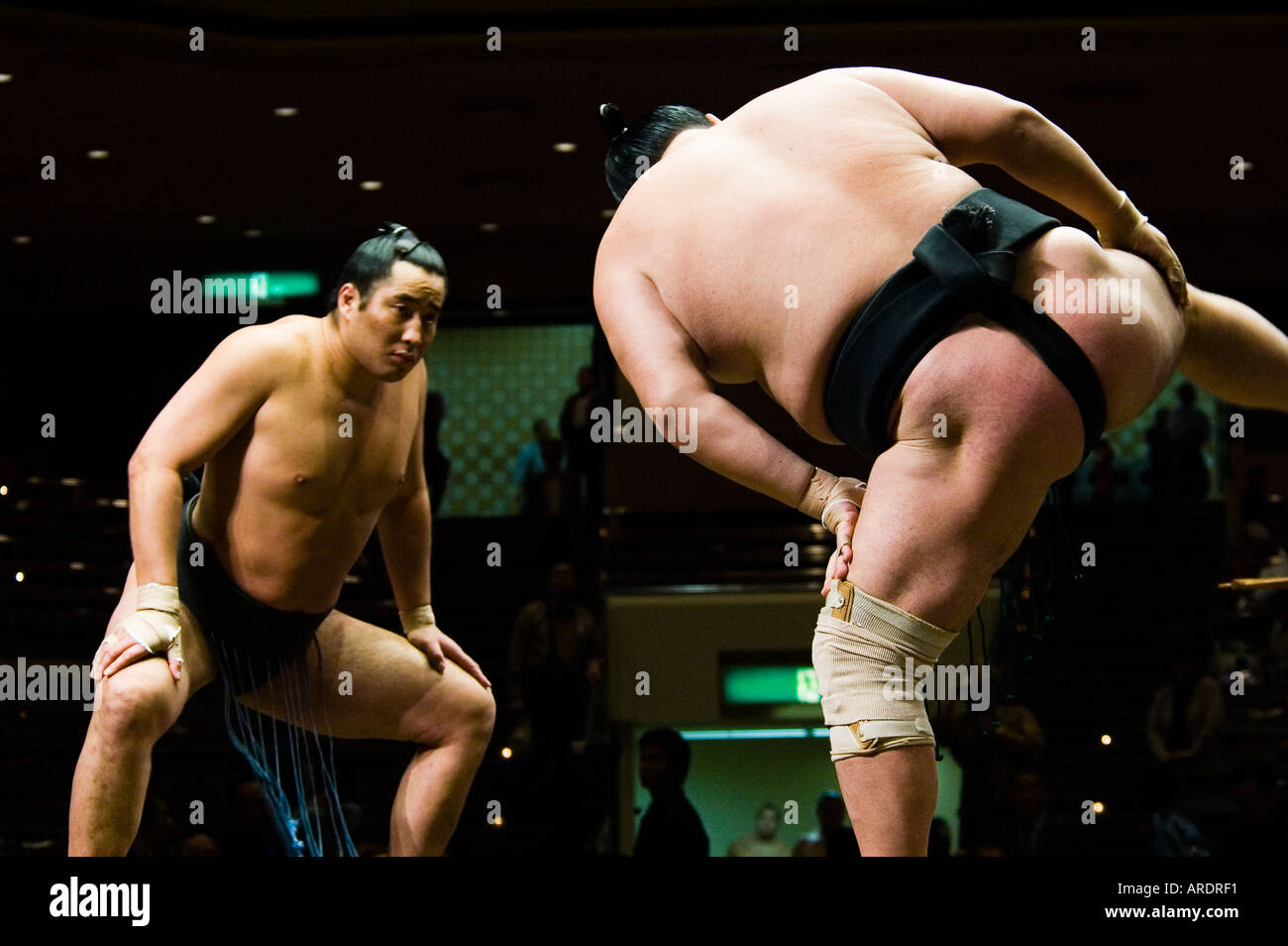 Lottatori di Sumo preparare per loro bout al Ryogoku Stadium di Tokyo Giappone Foto Stock
