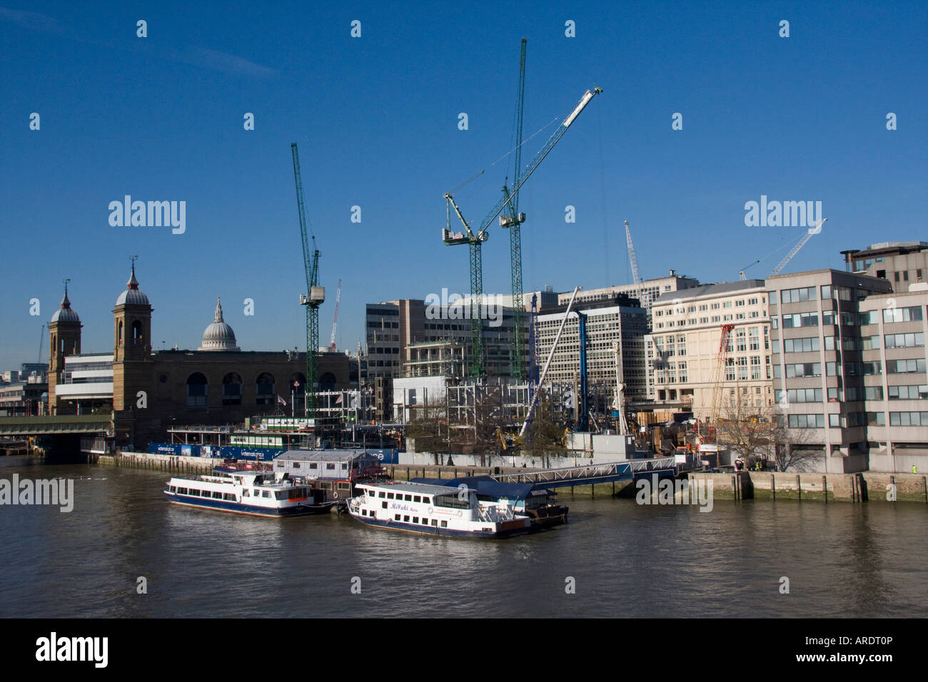 Imbarcazione turistica di attracco accanto all'edificio sito sul fiume Tamigi City of London GB UK Foto Stock