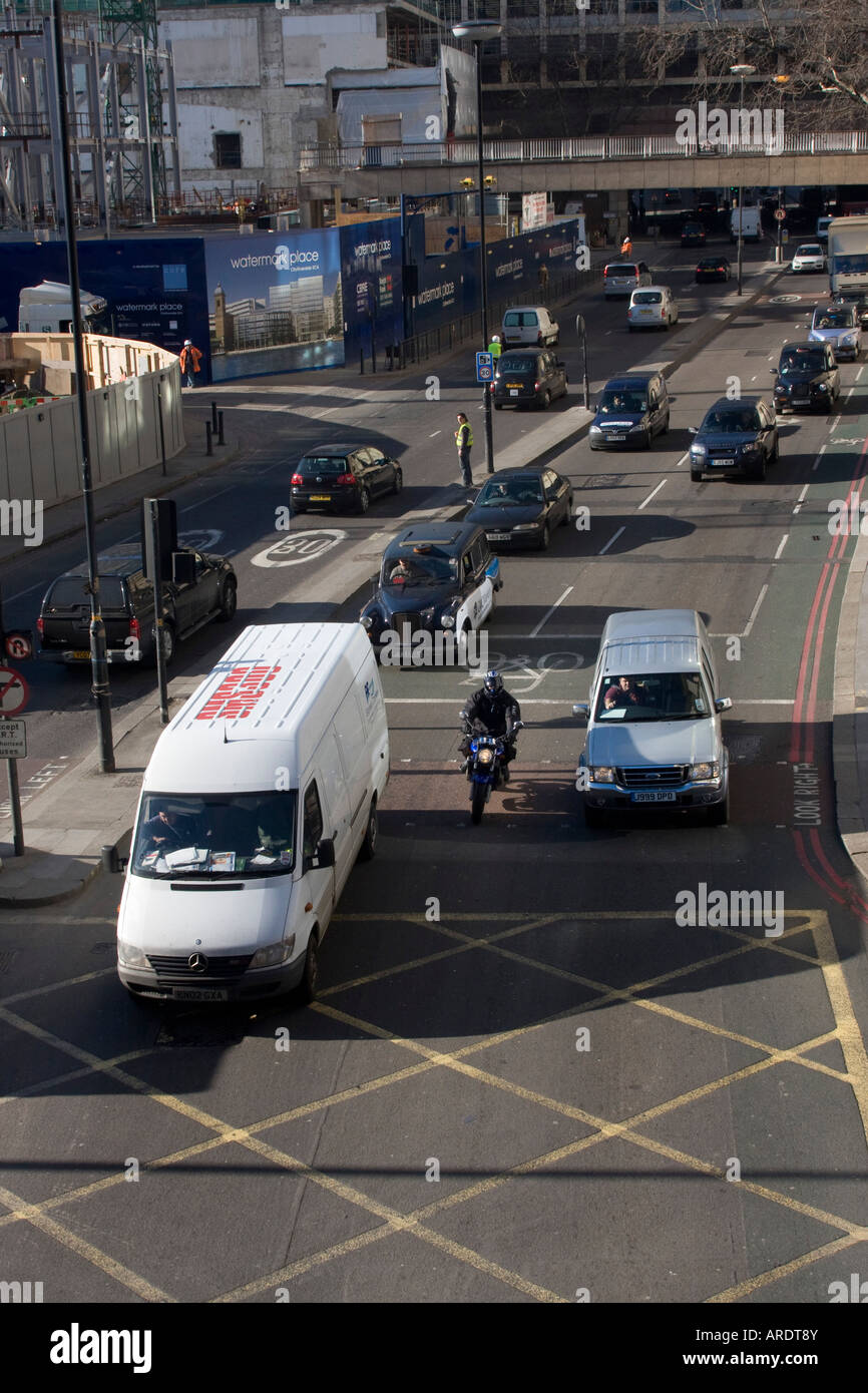 Il traffico su Upper Thames Street City of London GB UK Foto Stock