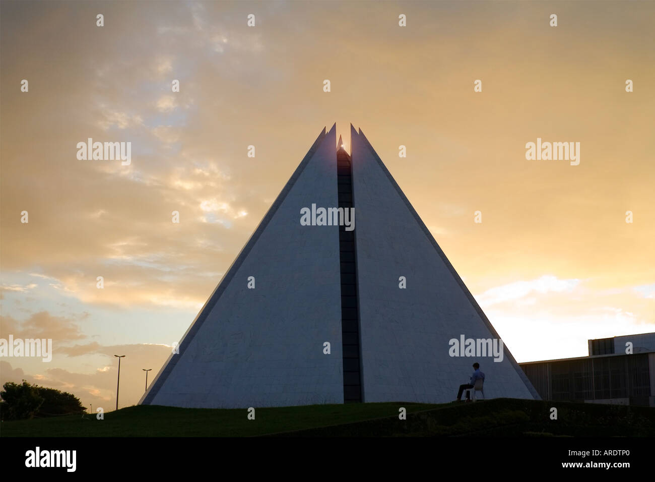 Tramonto e LBV Crystal sulla sommità del tempio di buona volontà in Brasile Brasilia Foto Stock