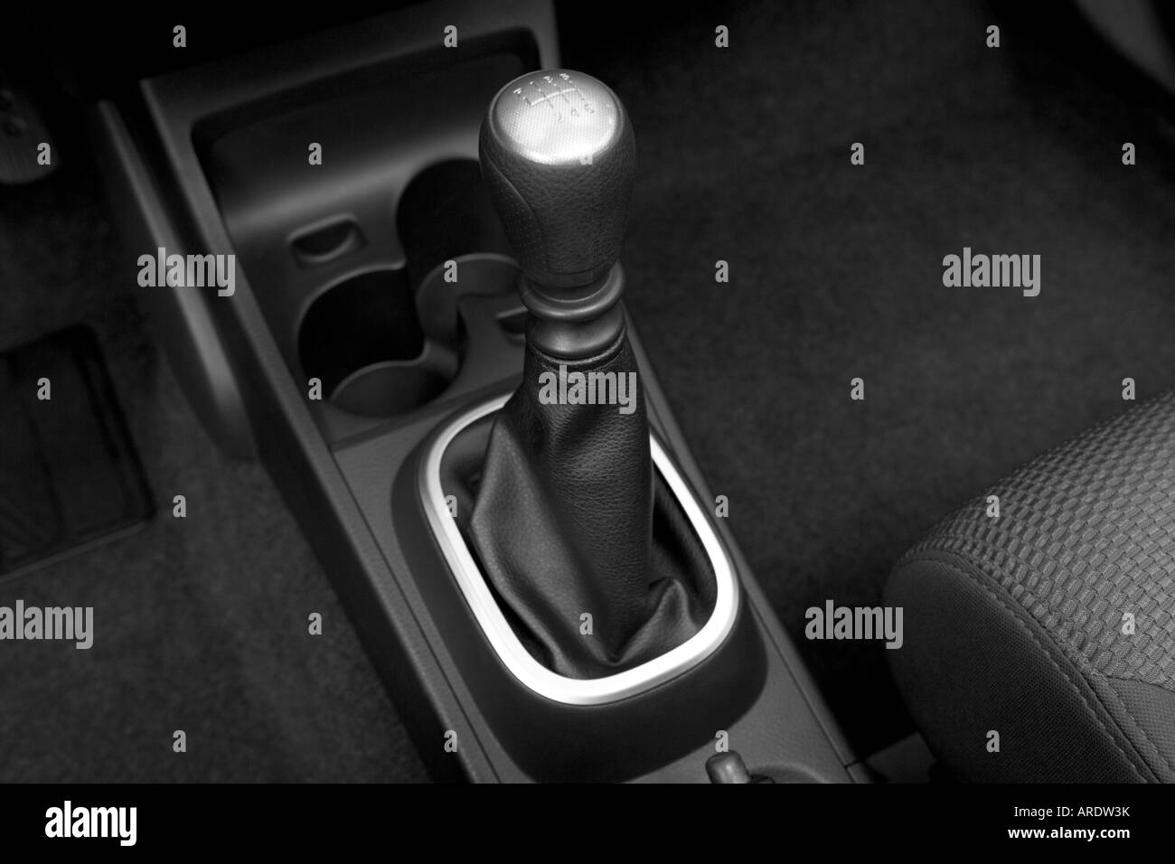 2007 Nissan Versa 1.8 SL in rosso - Cambio di marcia/consolle centrale Foto Stock