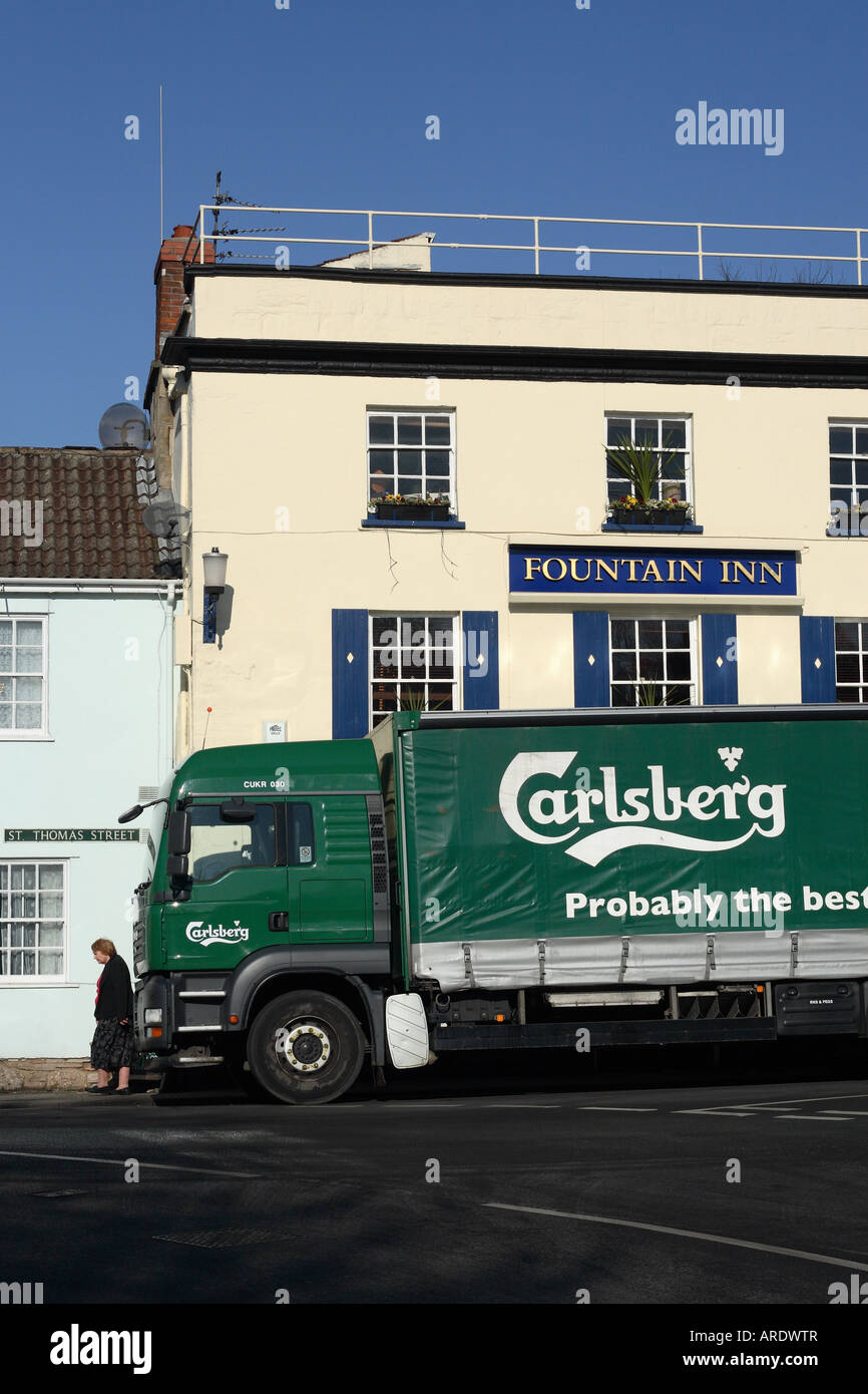Carlsberg Birra Birreria consegna camion Parcheggiato fuori il Fountain Inn pub di wells somerset Inghilterra Foto Stock