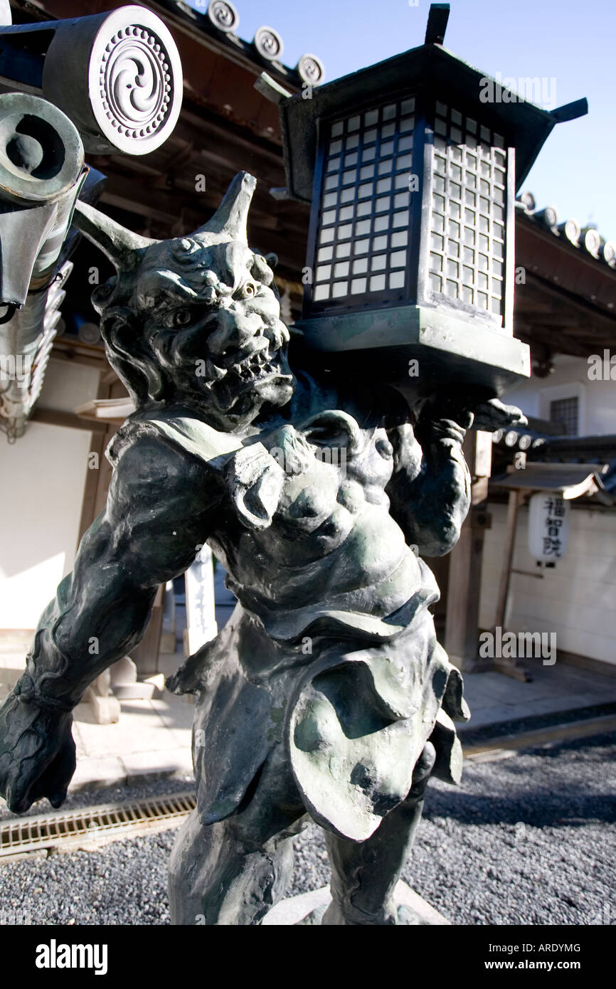 Kongōrikishi o Niō sono due ira riempito e muscolare di guardiani del Buddha trovato tempio giardino cancelli di ingresso in Giappone Foto Stock