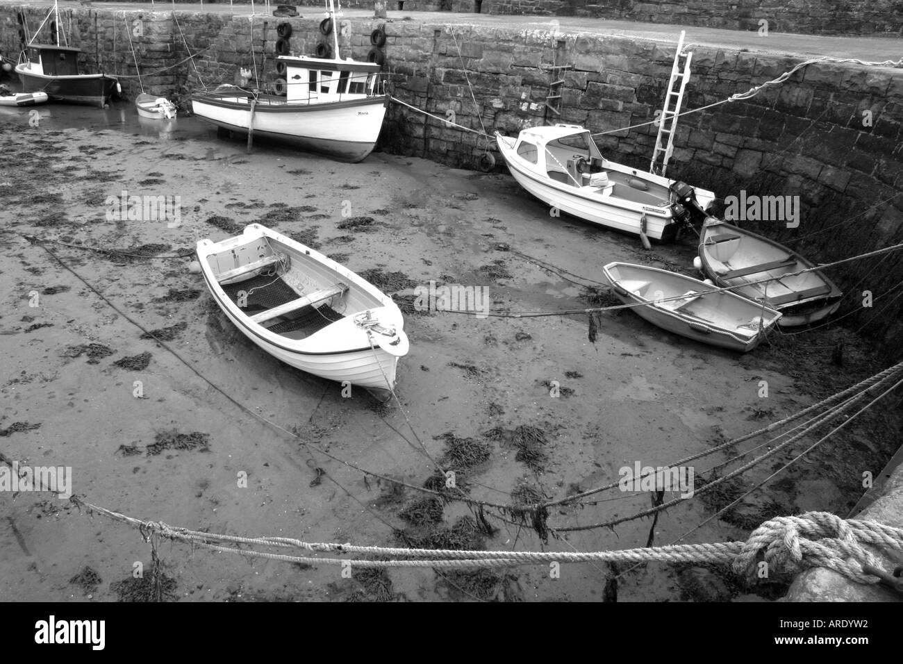 Imbarcazioni da diporto spiaggiata a bassa marea in Mullaghmore Harbour, nella contea di Sligo, Repubblica di Irlanda Foto Stock