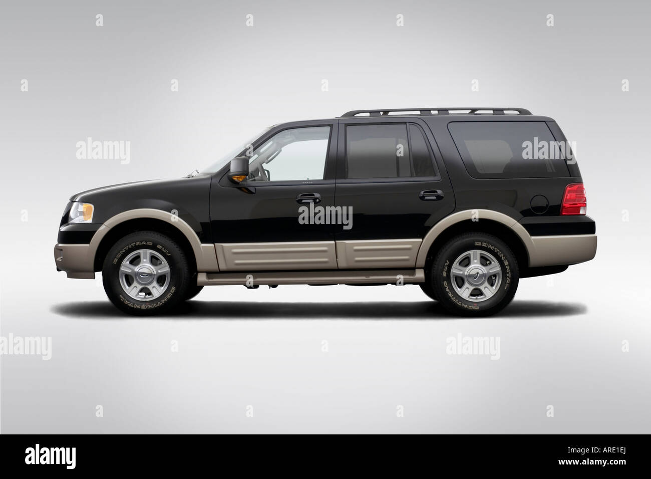 2006 Ford Expedition Eddie Bauer in nero - Driver Profilo laterale Foto  stock - Alamy