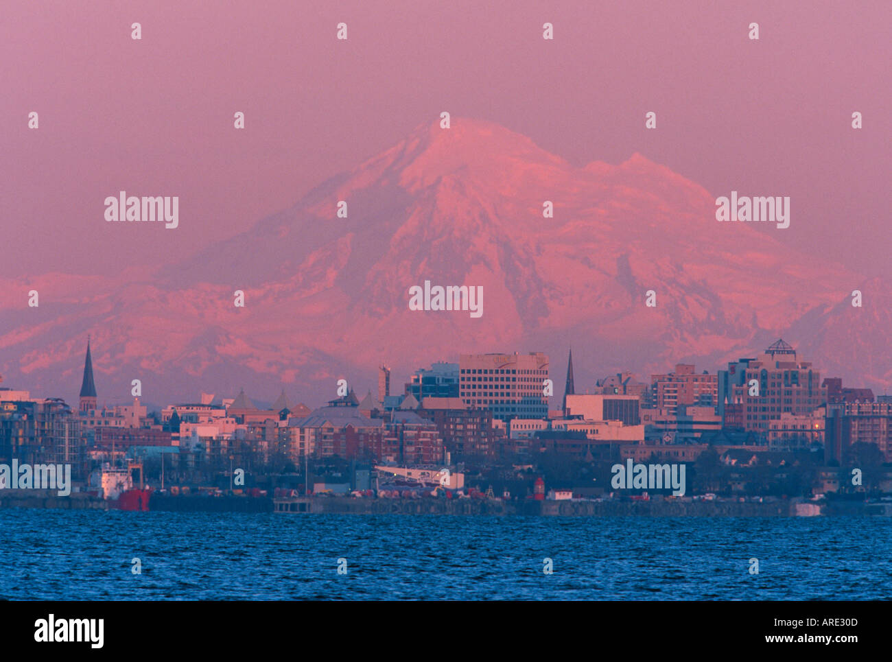 Skyline di Victoria e Mt Baker al tramonto. Foto Stock