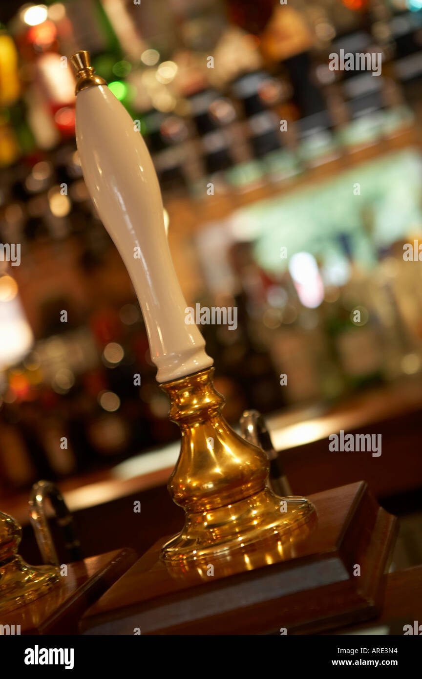 Lato pompa di birra in inglese tradizionale casa pubblica Foto Stock