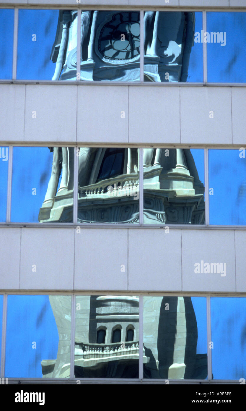 La riflessione del Municipio nelle finestre di un grattacielo vicino a Philadelphia, Stati Uniti d'America Foto Stock