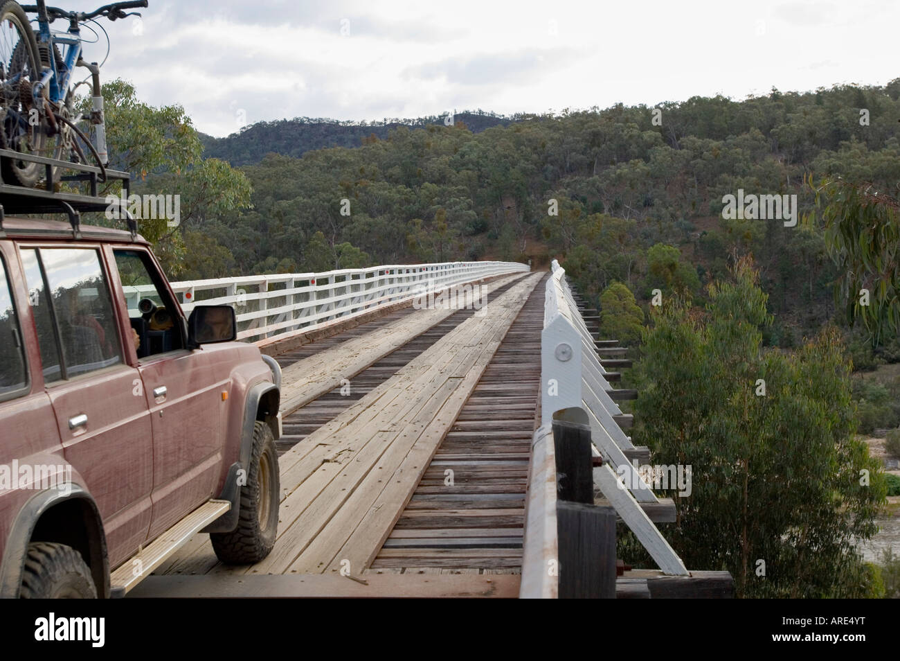 Auto 4WD sul ponte Macillops Snowy Mountains National Park Victoria Australia Foto Stock