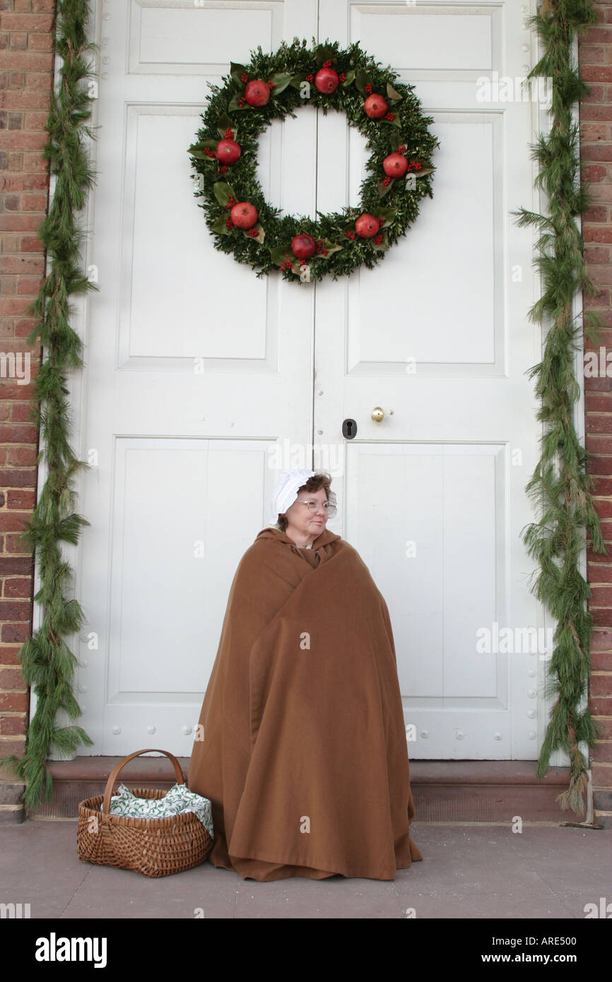 Colonial Williamsburg Virginia, Duke of Gloucester Street, guida in costume all'ingresso del tribunale, decorazione natalizia, decorazioni, VA 121103 0018 Foto Stock