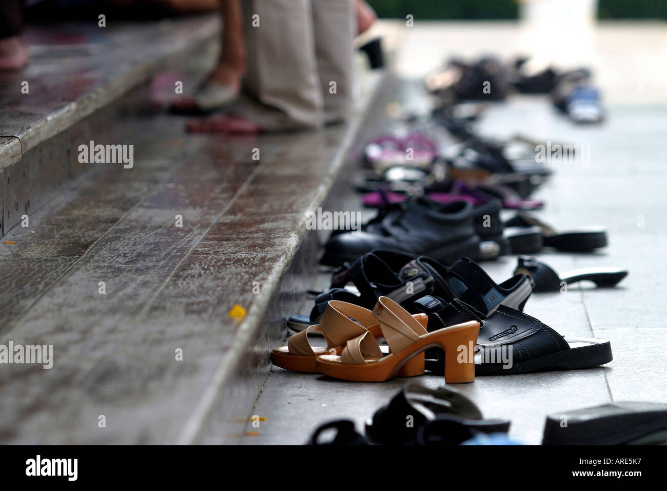 Scarpe fuori un santuario Tailandia Bangkok Foto Stock