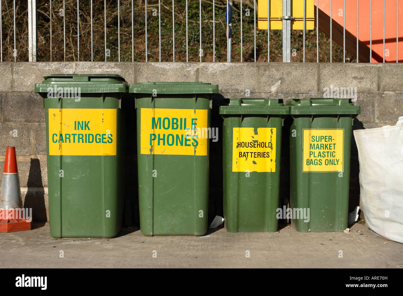 Riciclaggio rifiuti vecchia cartuccia di inchiostro batteria per telefono cellulare in plastica dello scomparto di raccolta a livello locale competente consiglio centro di riciclaggio nel Regno Unito Foto Stock