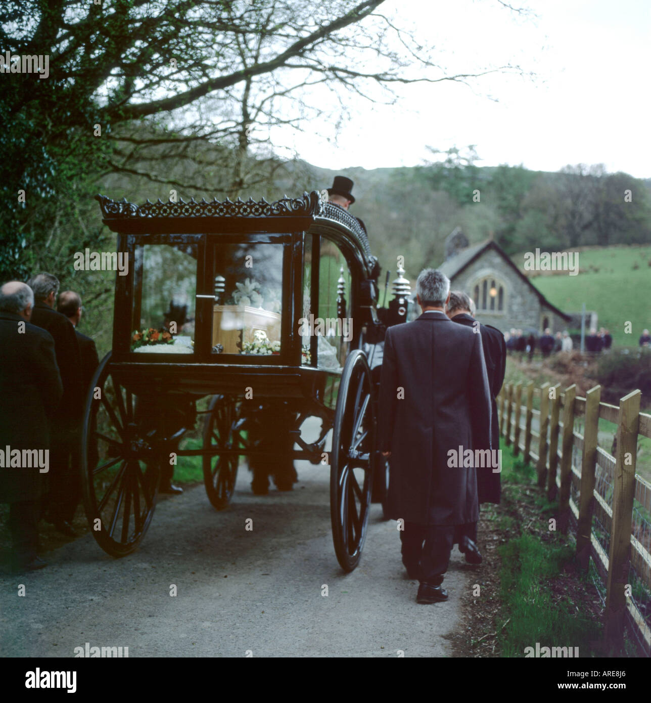 Il corteo funebre vista posteriore con persone che camminano con cavallo e carrozza di vetro a cappella in Carmarthenshire Wales UK Gran Bretagna KATHY DEWITT Foto Stock