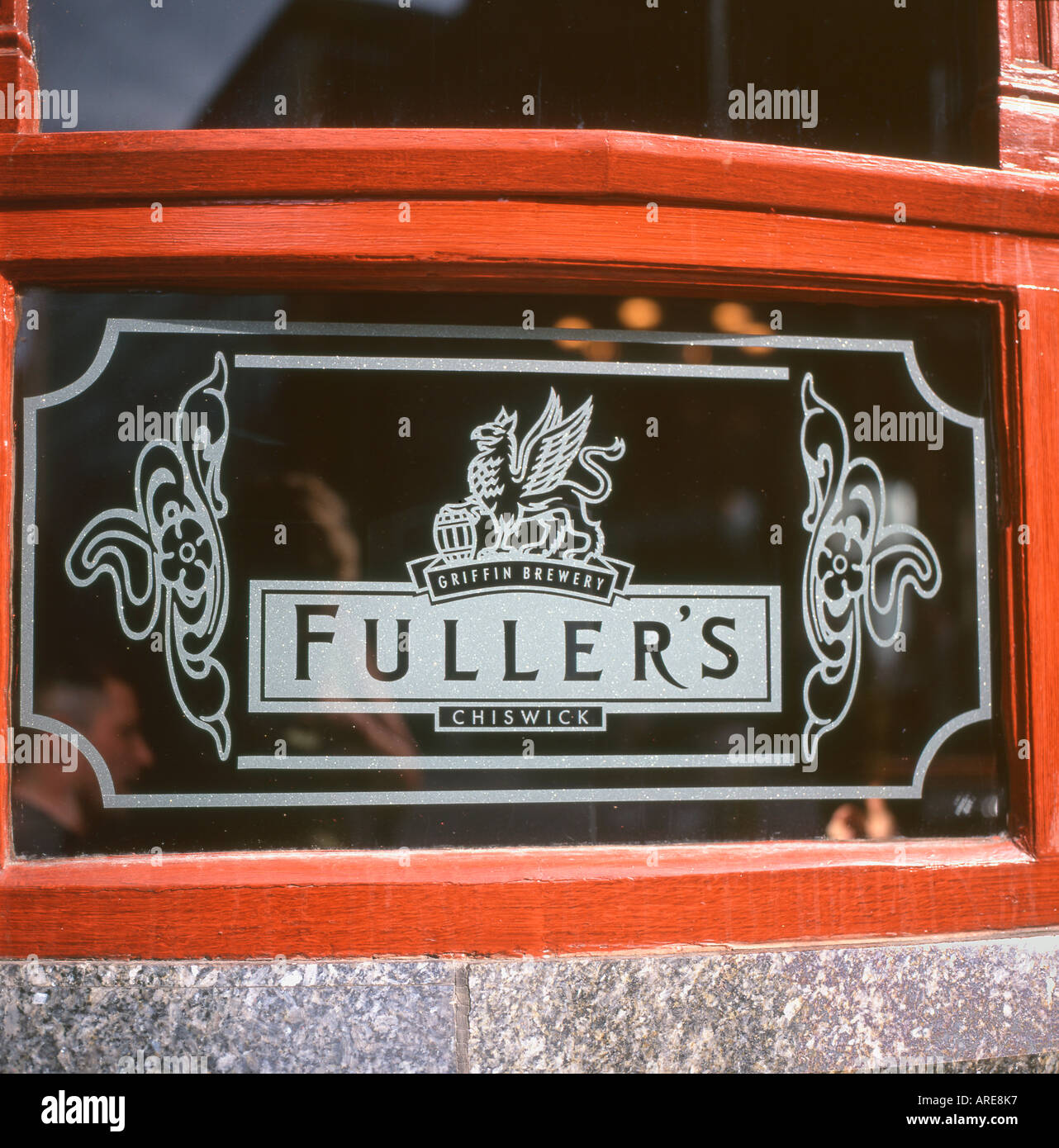 Gualchiere Brewery segno inciso in una finestra di pub di Londra Inghilterra REGNO UNITO Foto Stock