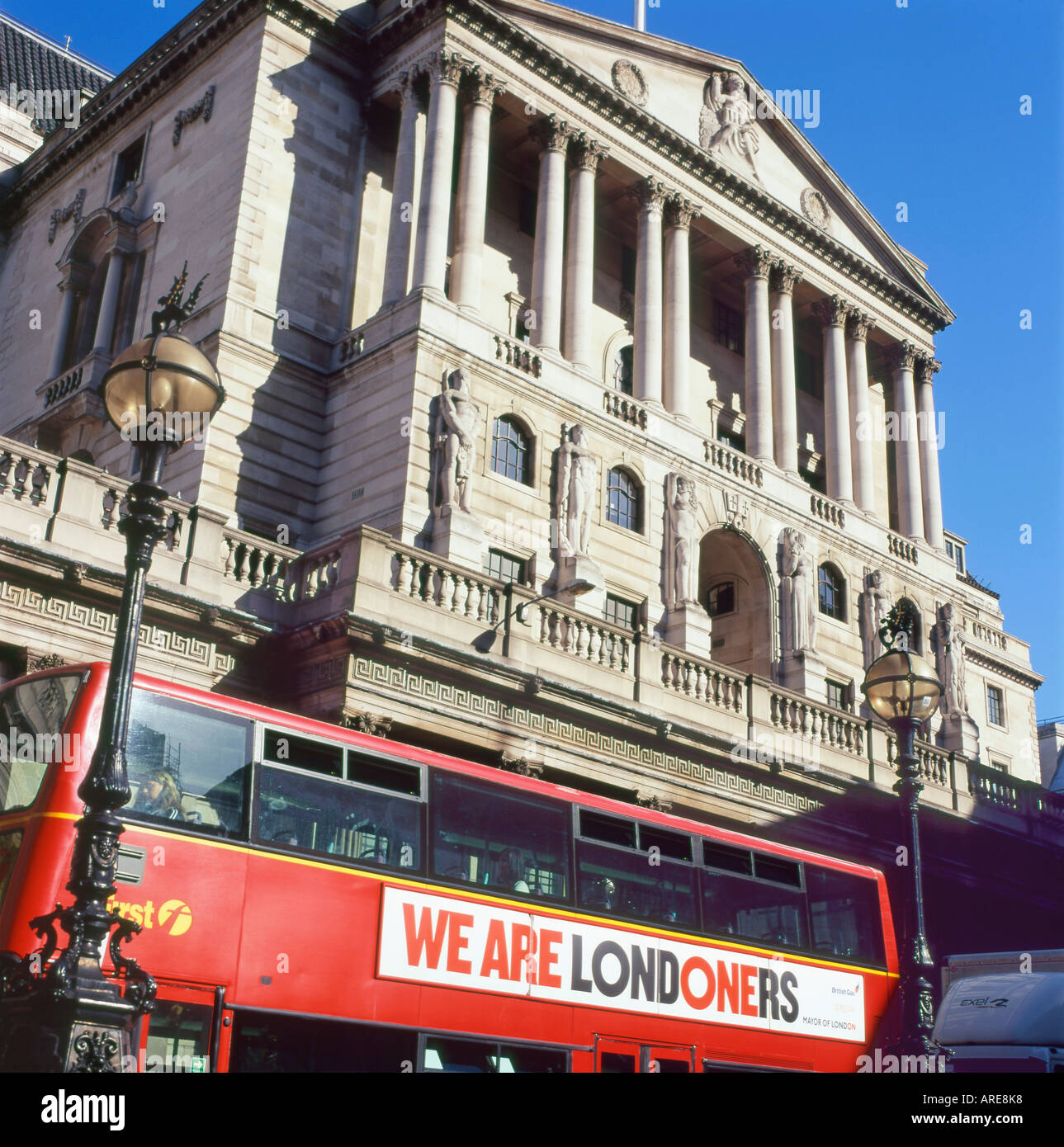 Siamo londinesi logo su un autobus a due piani al di fuori della Banca di Inghilterra Londra UK KATHY DEWITT Foto Stock