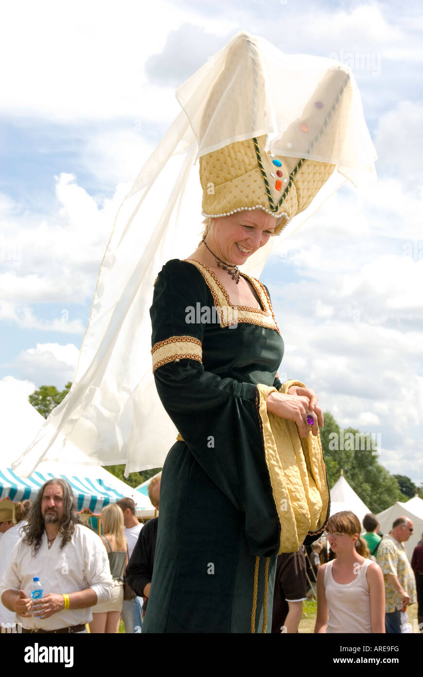 Fanciulla medievale donna in duplice Hat velo e oro verde abito Tewkesbury Festival medievale Gloucestershire England 2007 Foto Stock
