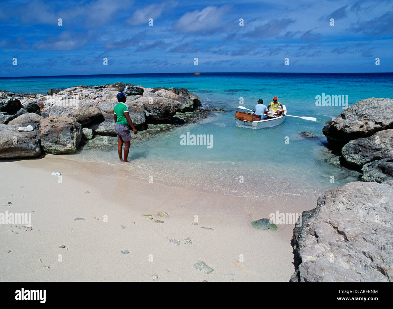 Bonaire pescatore locale vicino a energia solare stagni di sale Foto Stock