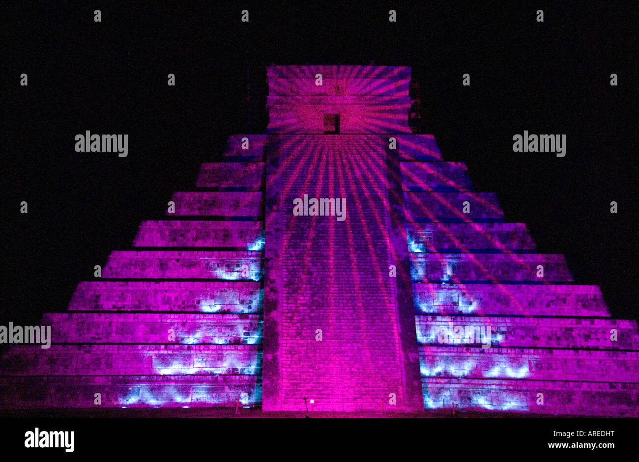 El Castillo Piramide di Kukulcan illuminata di notte Spettacolo di Suoni e Luci, Maya Toltec rovine, Chichen Itza, la penisola dello Yucatan, Messico Foto Stock