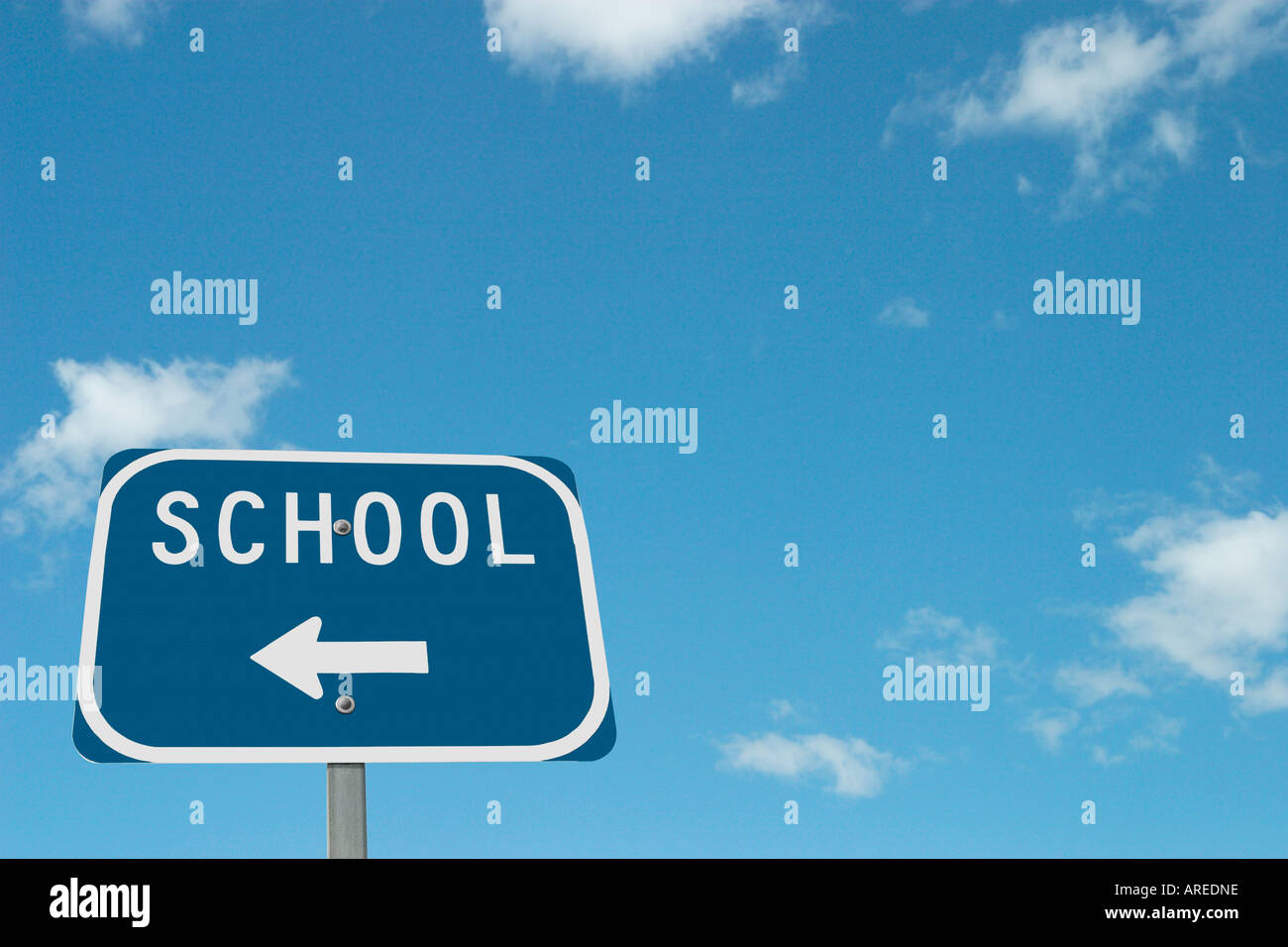 Segno della scuola con la freccia rivolta verso sinistra Foto Stock