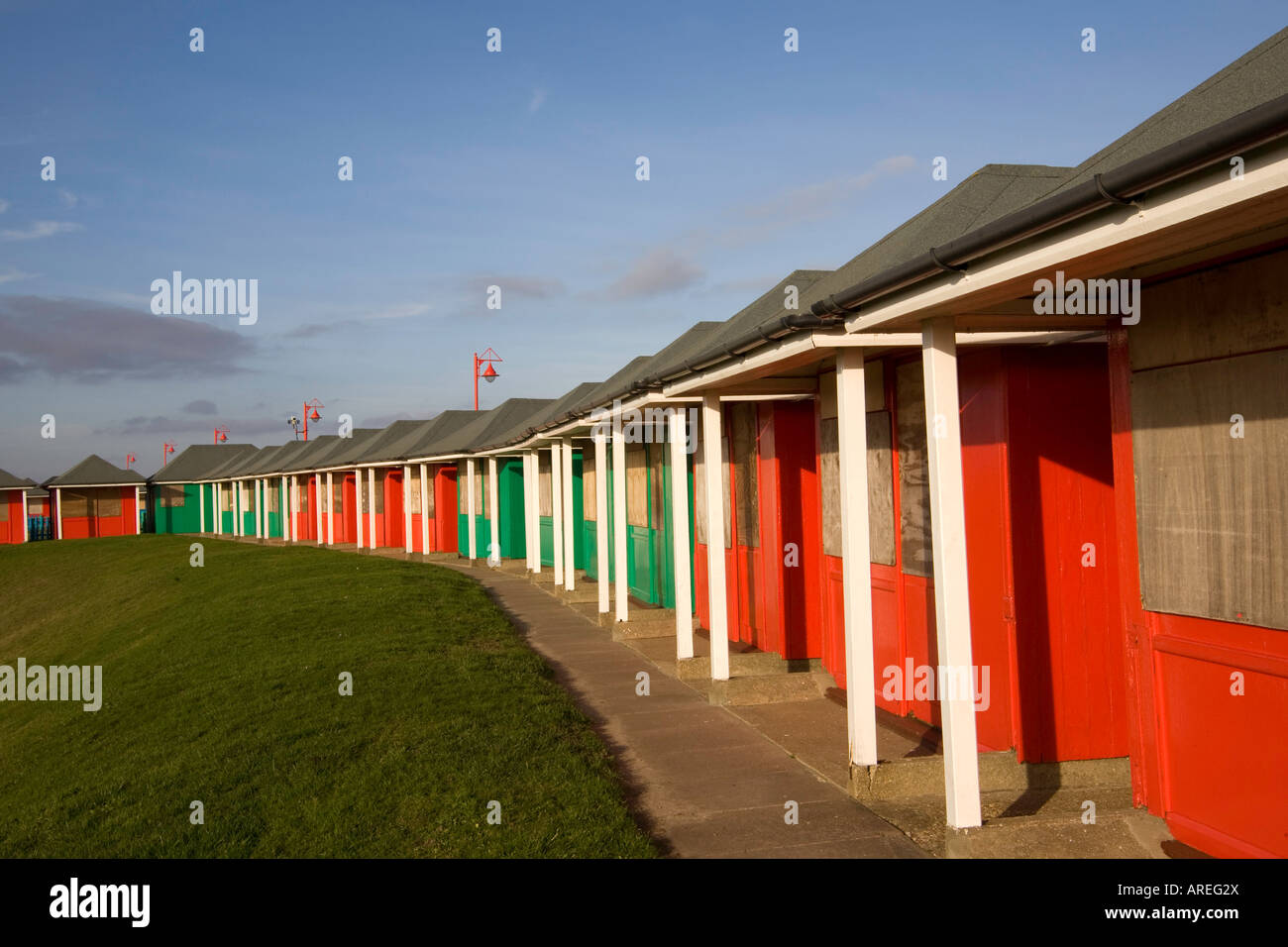Fila di cabine sulla spiaggia, al Resort Mablethorpe Lincolnshire Coast Inghilterra Foto Stock