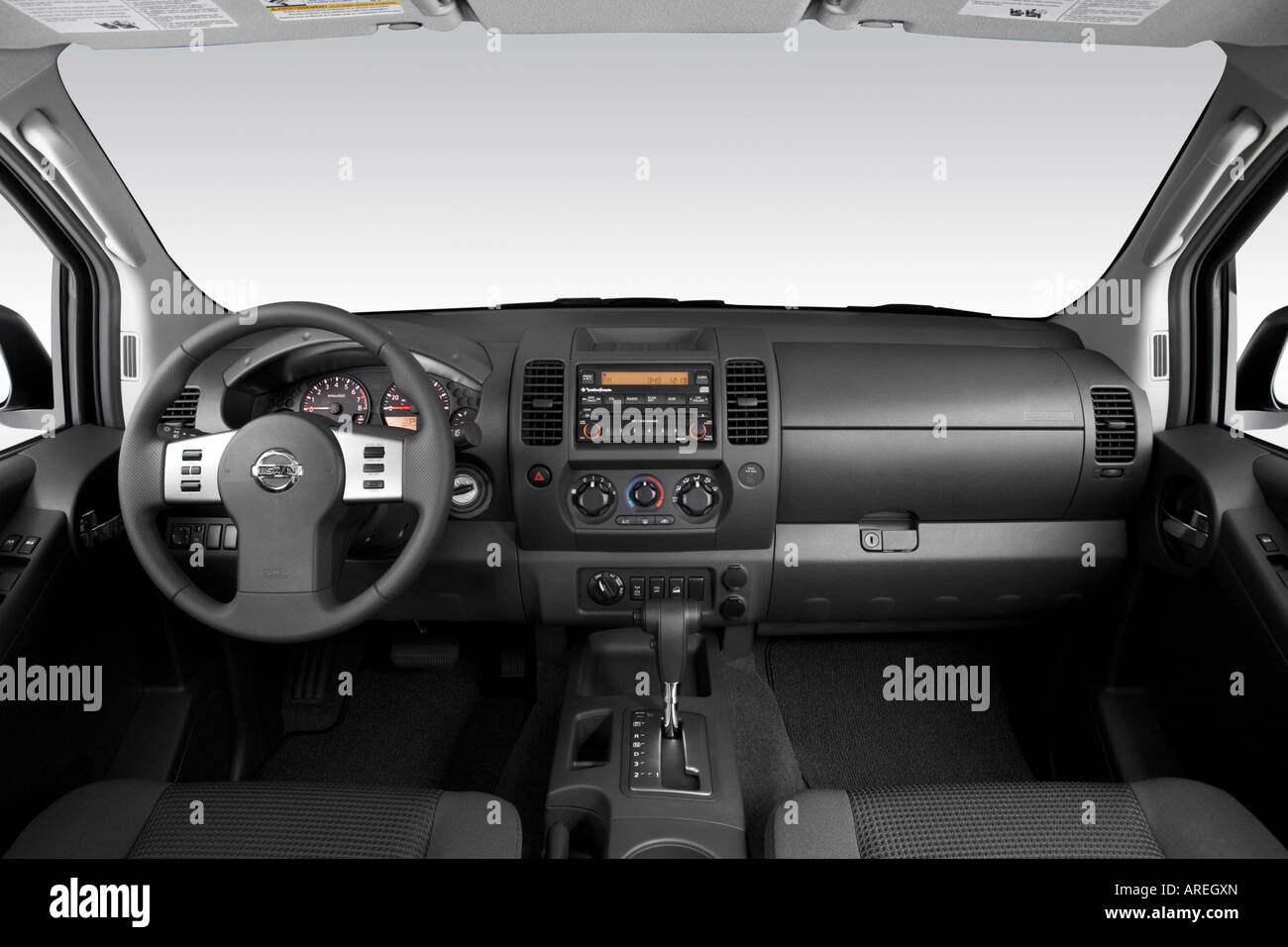 2006 Nissan Xterra Off Road in argento - Cruscotto, consolle cambio di marcia visualizzare Foto Stock