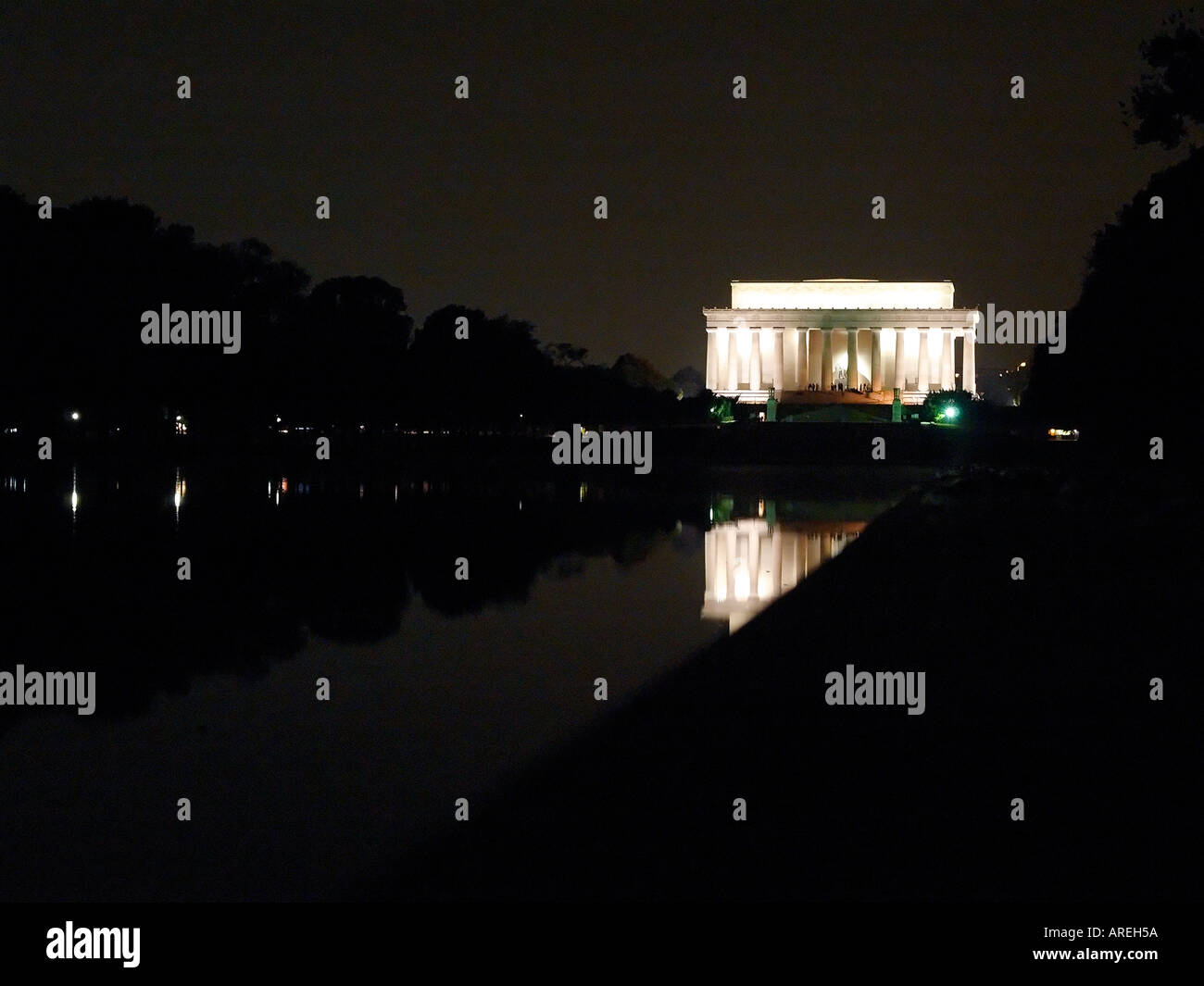 Il Lincoln Memorial come visto dalla piscina riflettente nel Mall di Washington DC Foto Stock