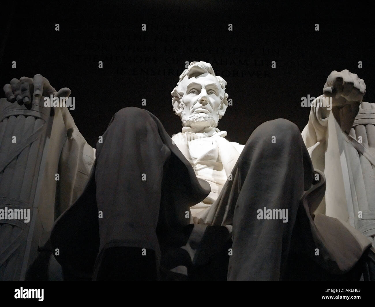 Vista della statua di Abraham Lincoln nel Lincoln Memorial di notte Washington DC Foto Stock