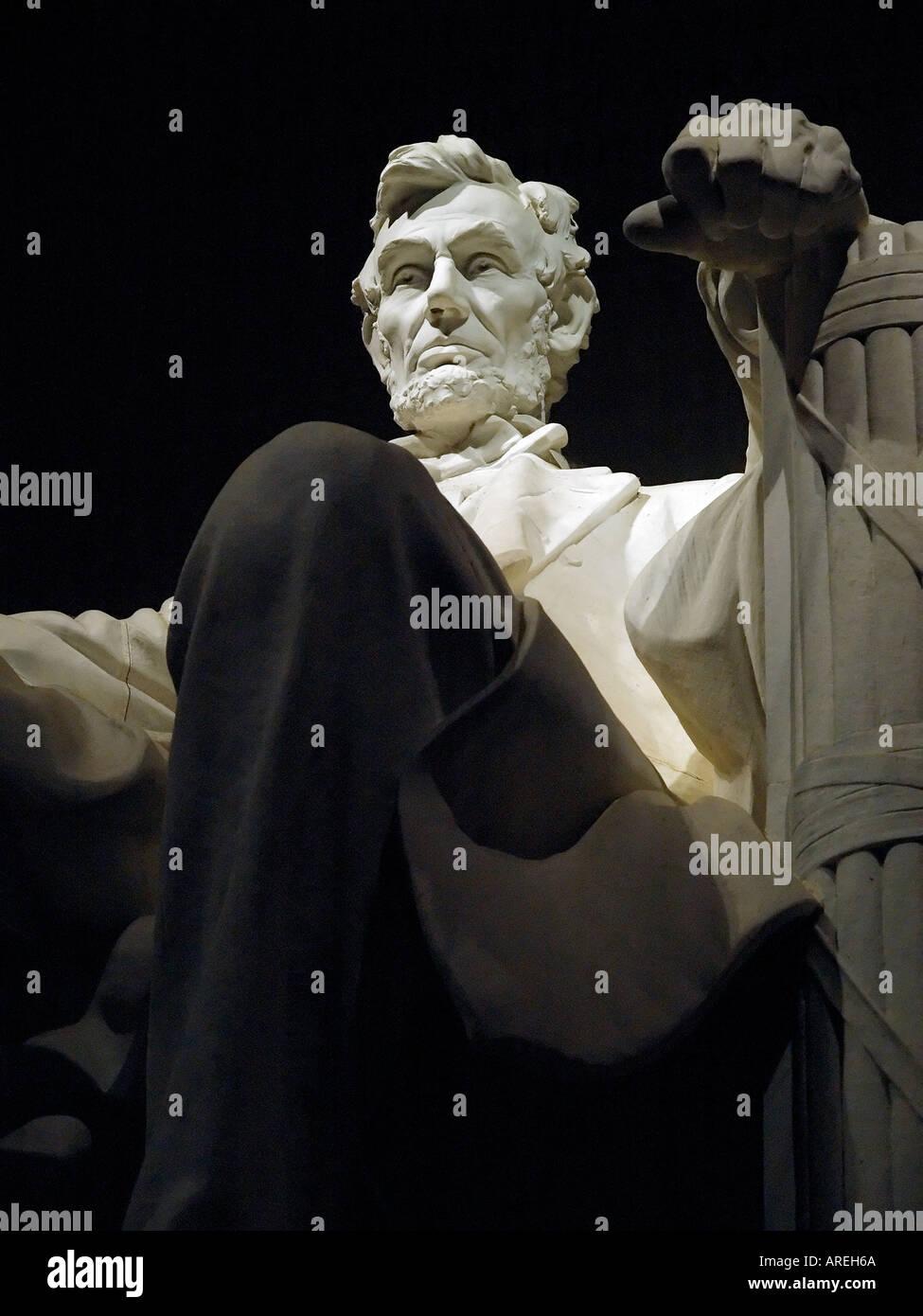 Vista della statua di Abraham Lincoln nel Lincoln Memorial di notte Washington DC Foto Stock