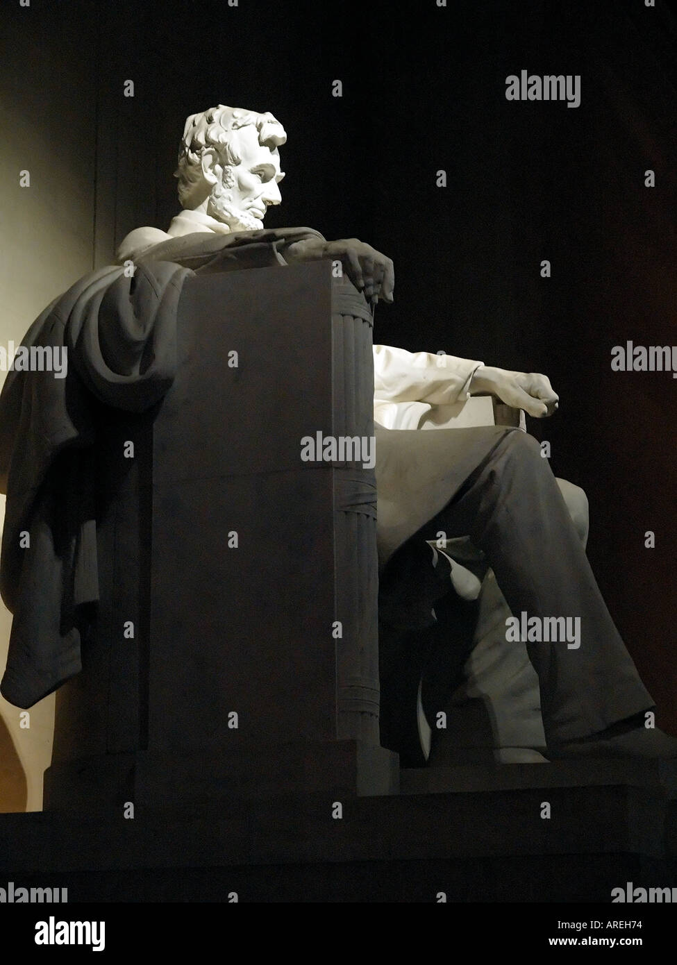 Vista della statua di Abraham Lincoln nel Lincoln Memorial di notte Washington DC Foto Stock