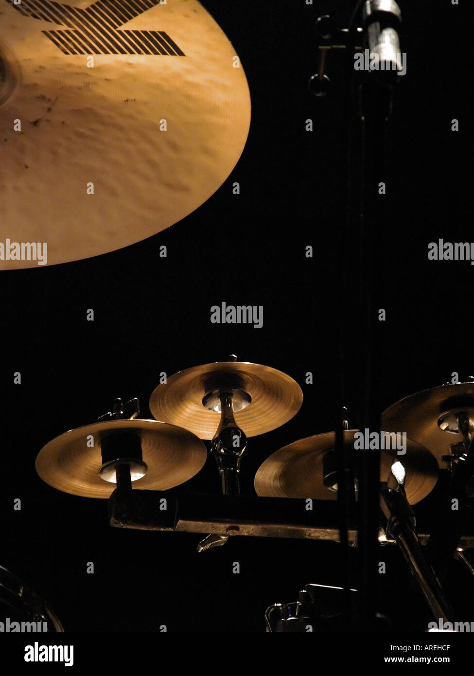 Vista dettagliata del tamburo impostata sul palco prima di un concerto Foto Stock
