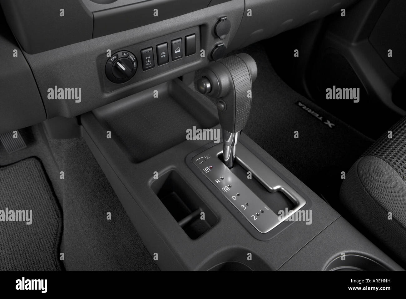 2006 Nissan Xterra Off Road in argento - Cambio di marcia/consolle centrale Foto Stock