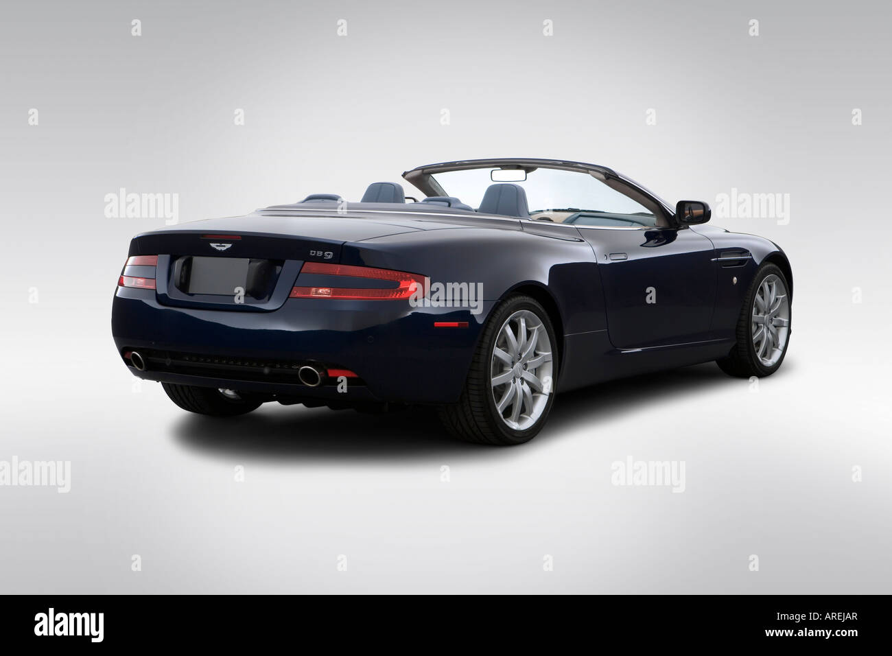 2006 Aston Martin DB9 Volante in blu - angolo posteriore vista Foto Stock