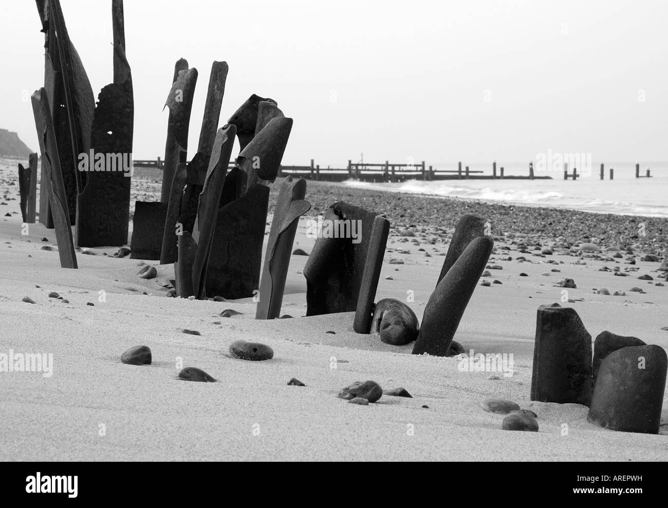 Reliquie di indossato il supporto in acciaio di difese del mare sulla spiaggia di sabbia happisburgh norfolk England Regno Unito Foto Stock