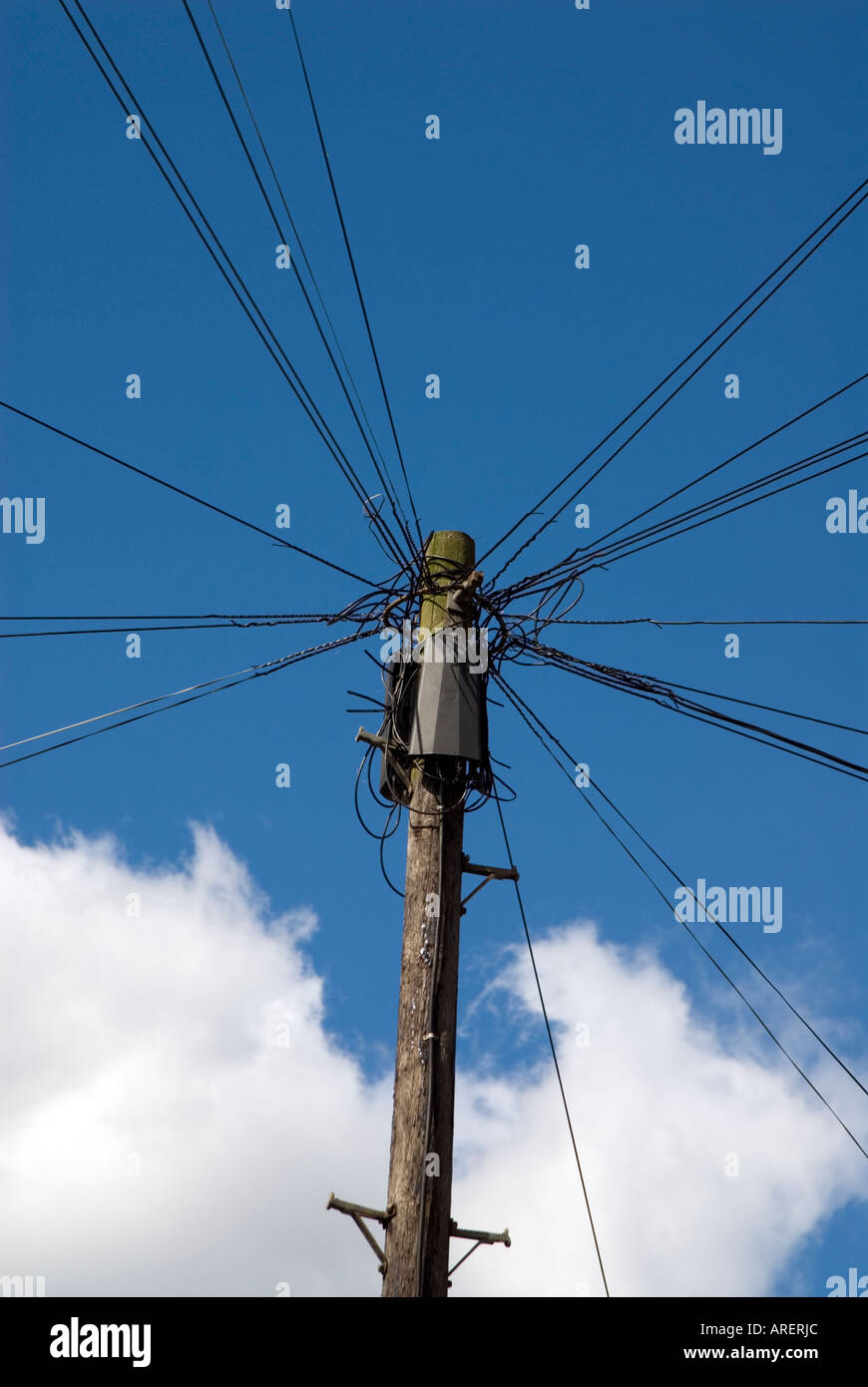 I fili del telefono collegato al posto di legno England Regno Unito Foto Stock