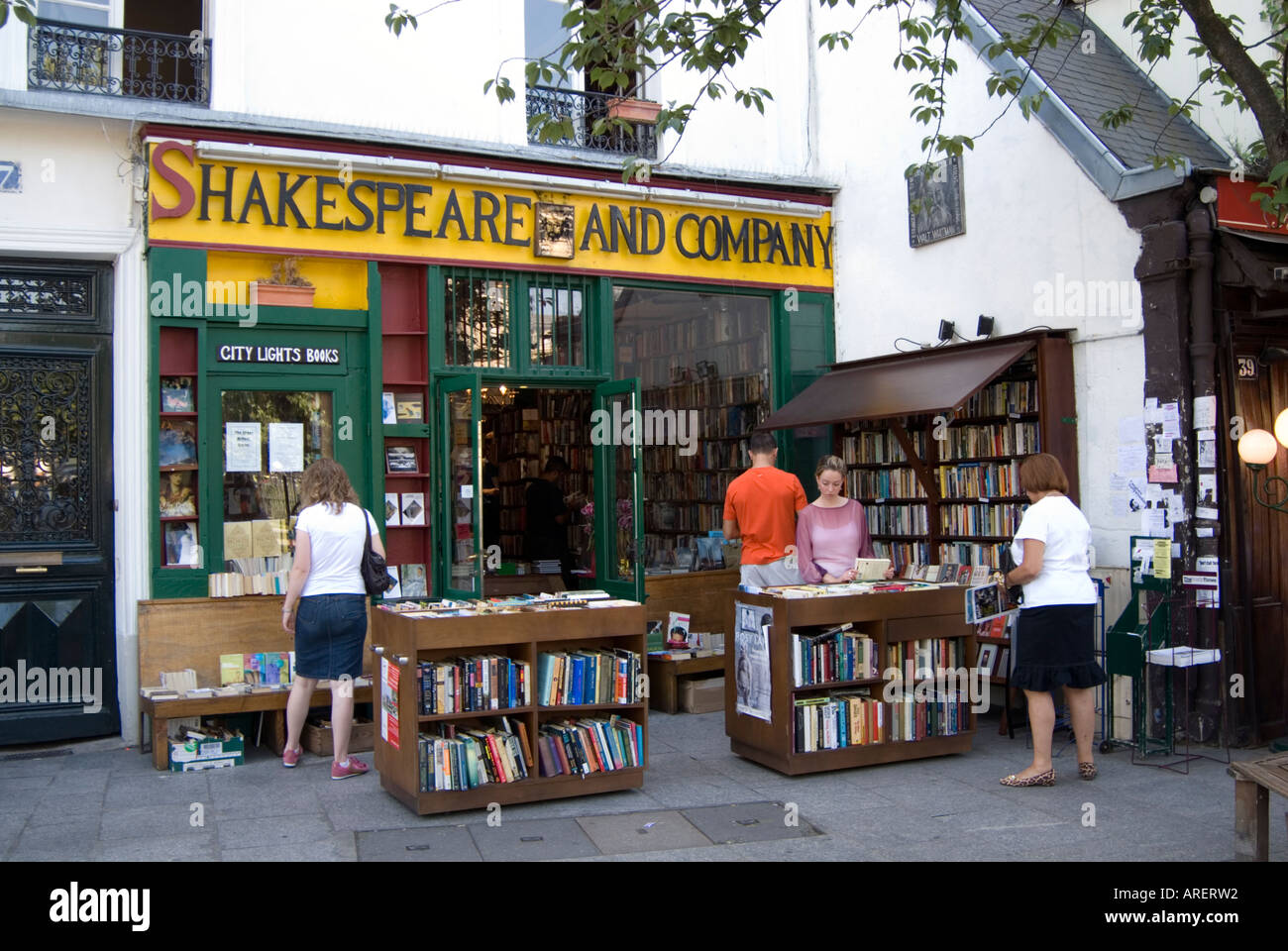 Libreria Shakespeare and Company nel Quartiere Latino di Parigi Francia  Foto stock - Alamy