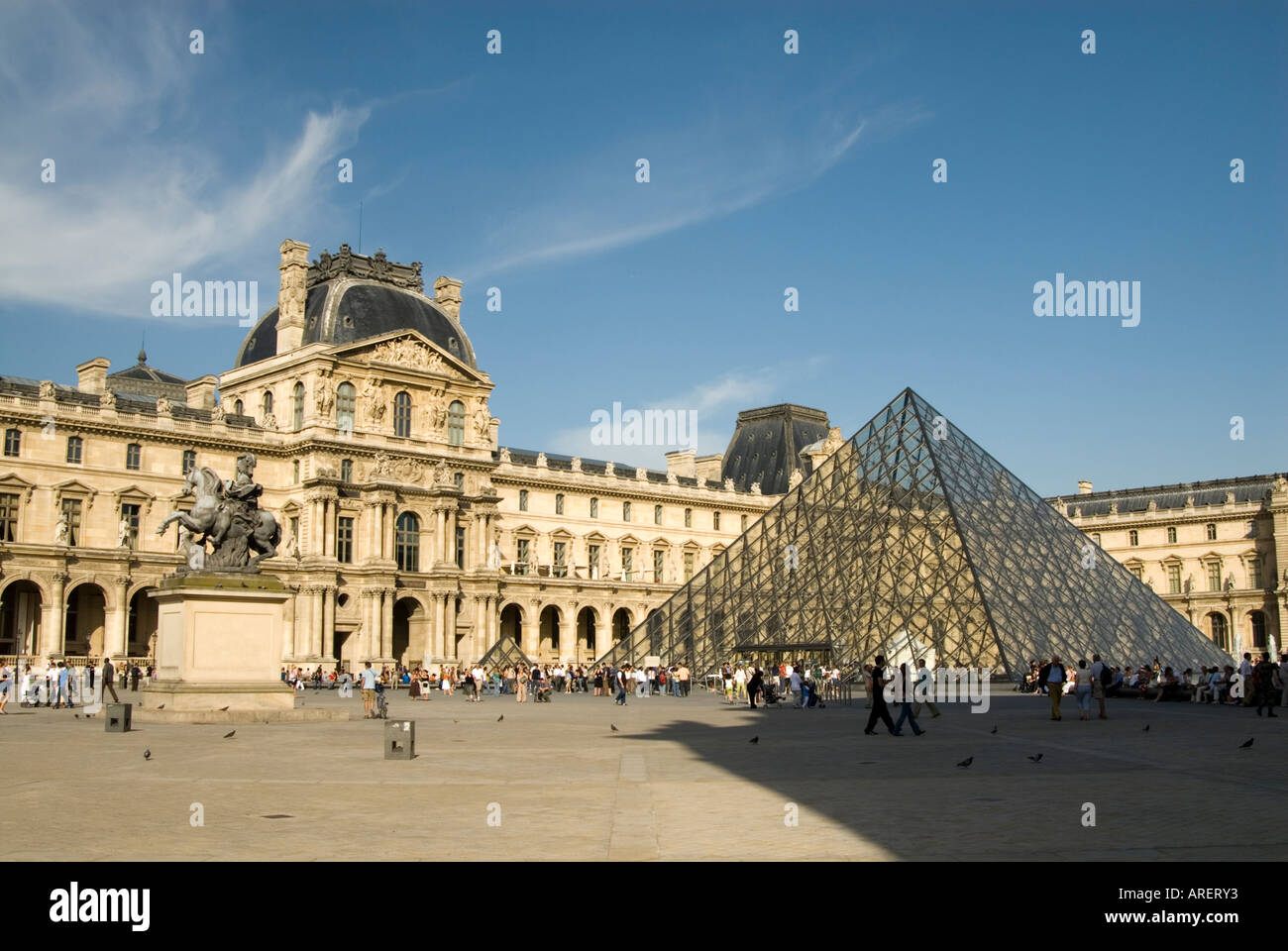 La Piramide del Louvre Parigi Francia Foto Stock