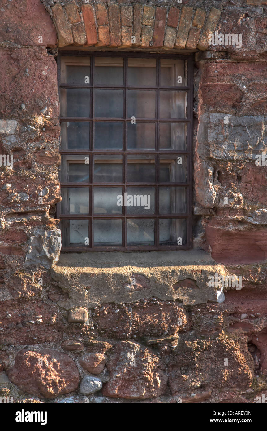 Finestra nel vecchio muro, Teignmouth, Devon Foto Stock
