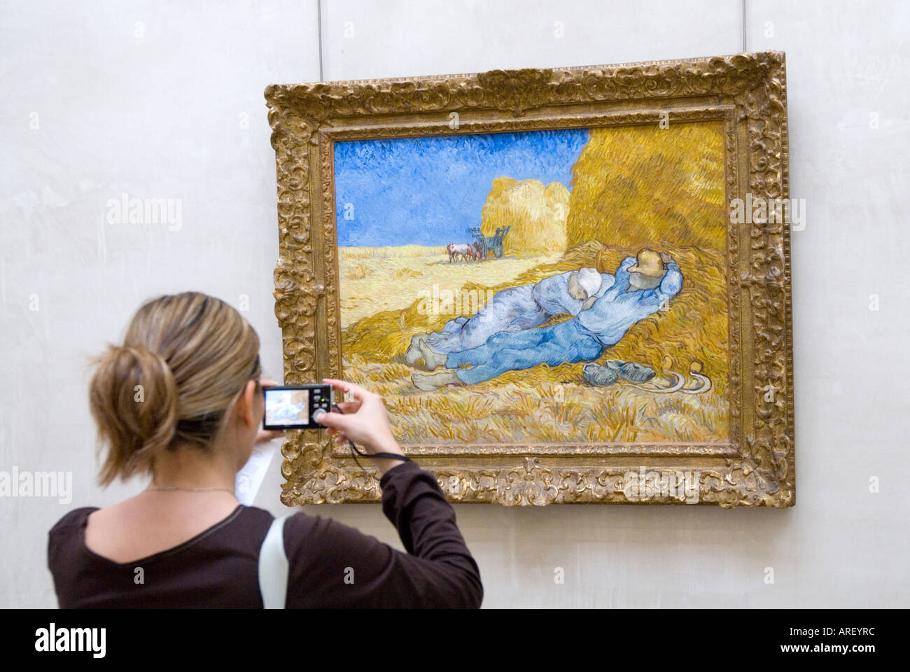 Donna prendendo la foto di un Van Gogh pittura al Musee d'Orsay, Parigi Francia Foto Stock