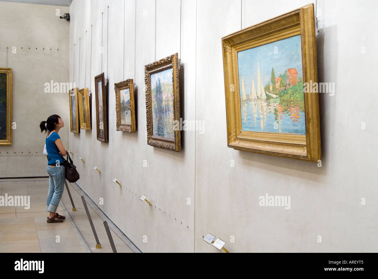Visitatore guardando dipinti impressionisti nel Musee d'Orsay, Parigi, Francia Foto Stock