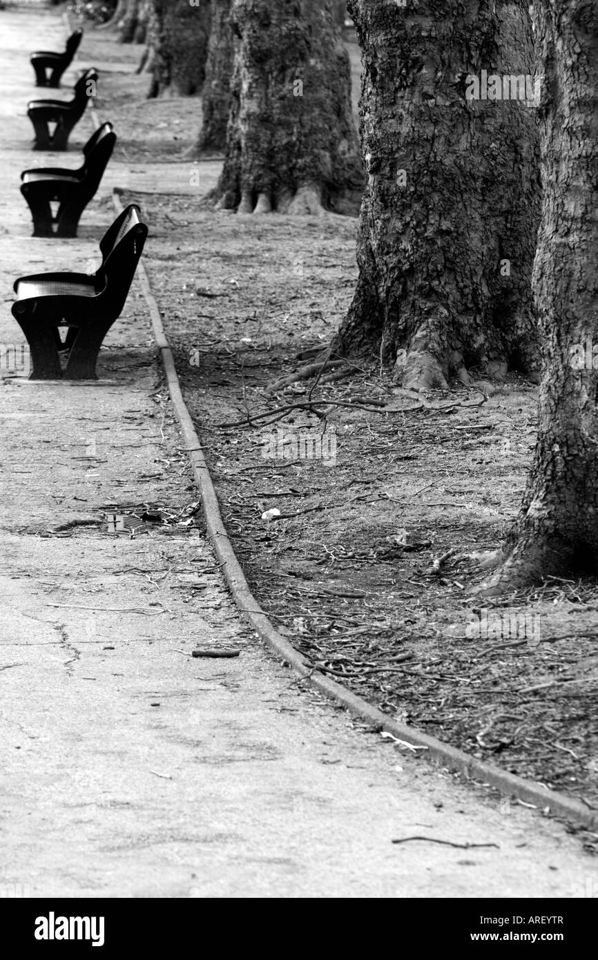 Regno Unito Birmingham panche in posizione di parcheggio Foto Stock