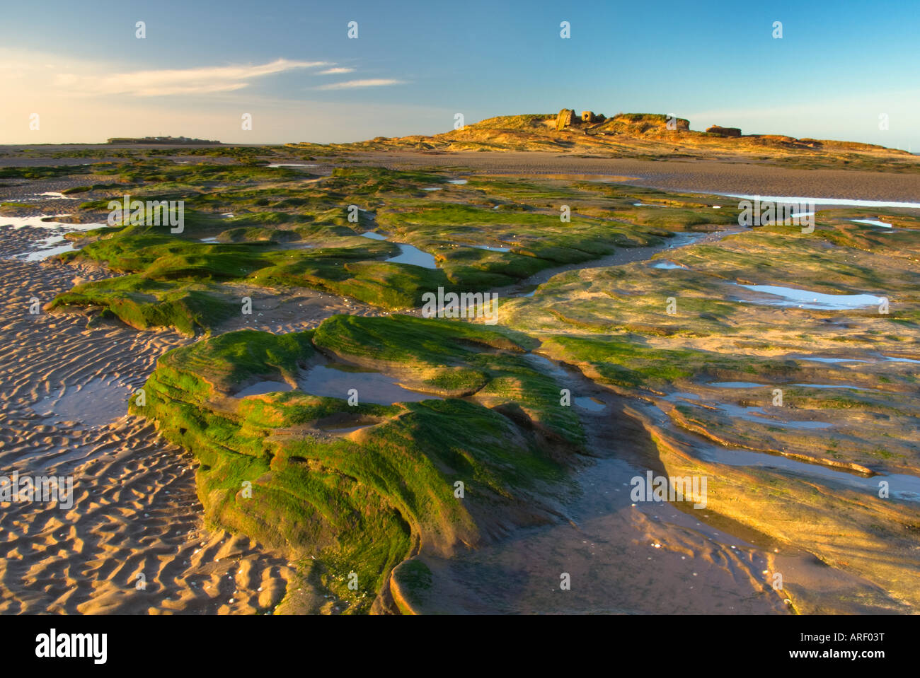 Calda luce dorata sul piccolo occhio con Hilbre Island in distanza, West Kirby Wirral Peninsula Foto Stock