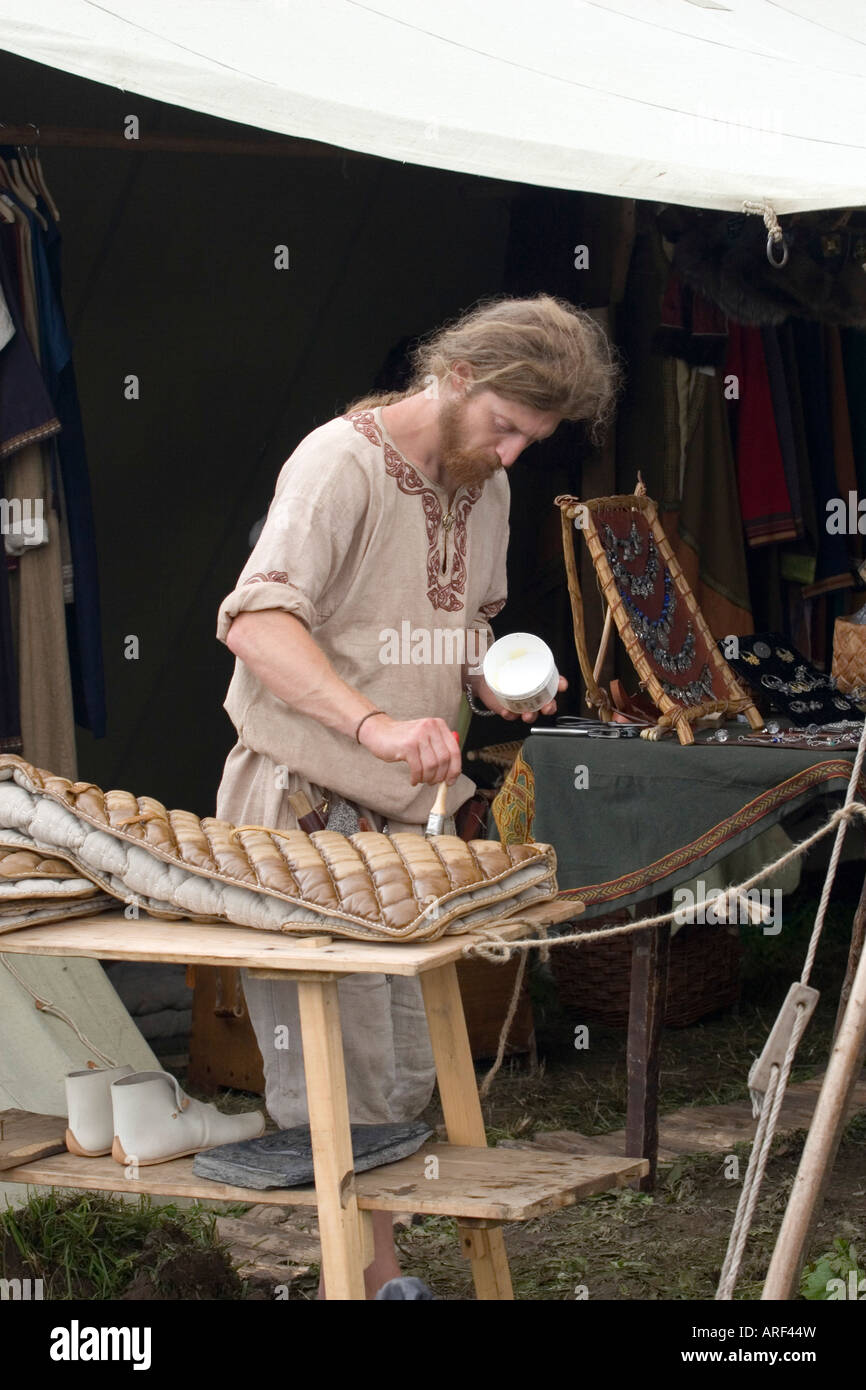 Viking artigiano preparare un giubbotto imbottito e trapuntato a viking rievocazione festival in Danimarca Foto Stock