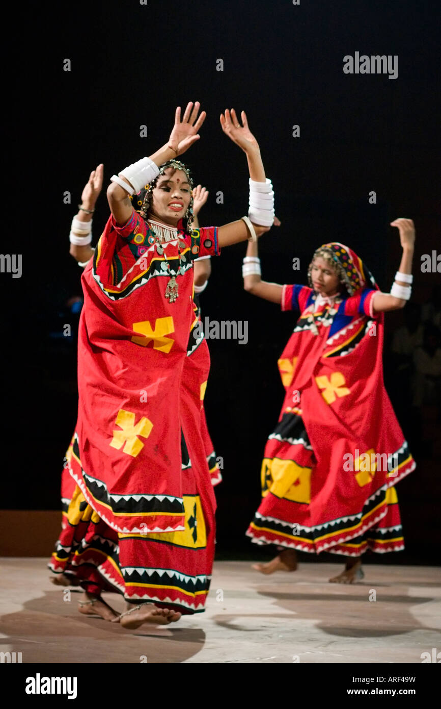 Gli interpreti di uno spettacolo di danza folkloristica - Jaipur, Rajasthan, India Foto Stock