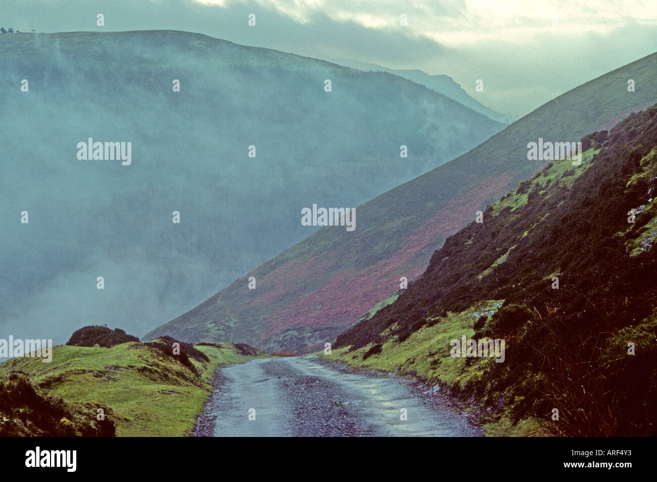 Strada nella nebbia e colline, il Galles del Nord, Regno Unito Foto Stock